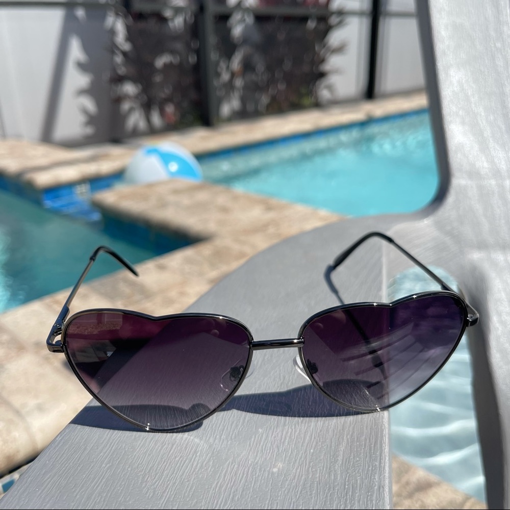 Women’s Fashion Thin Metal Heart Shaped Sunglasses Black